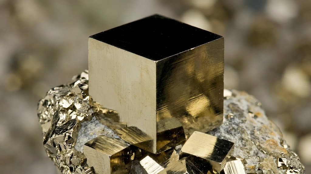 : Cristal cubique de Pyrite aux reflets métalliques dorés.